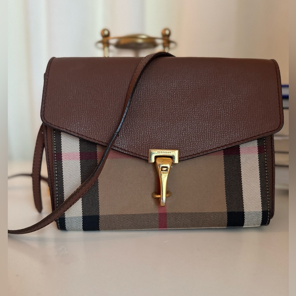 Pre-loved BURBERRY MACKEN DERBY LEATHER CROSSBODY BAG